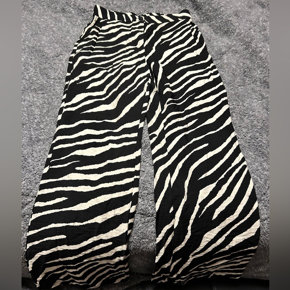 ✨NEW✨ Sincerely Jules size M zebra print trousers